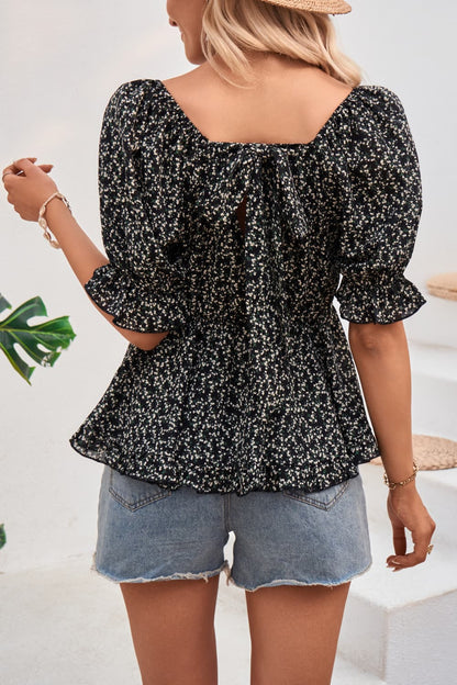 Blusa con cuello en V y mangas con volantes