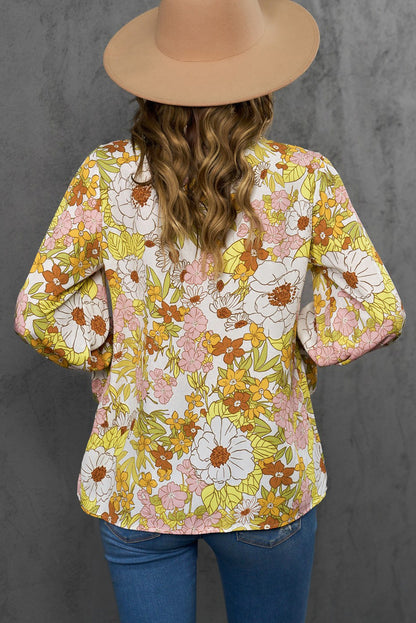 Blusa con mangas con volante y cuello anudado con ribete de volantes florales