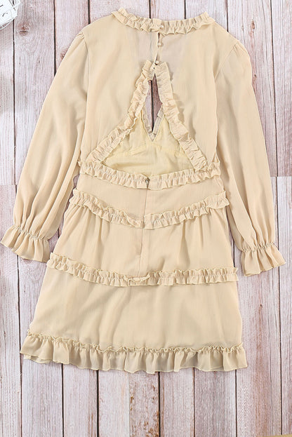 Robe beige à col en V et volants dans le dos