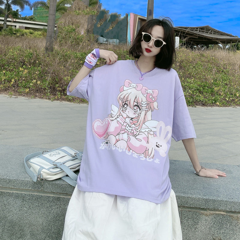 Chica suave holgada de manga corta con estampado femenino