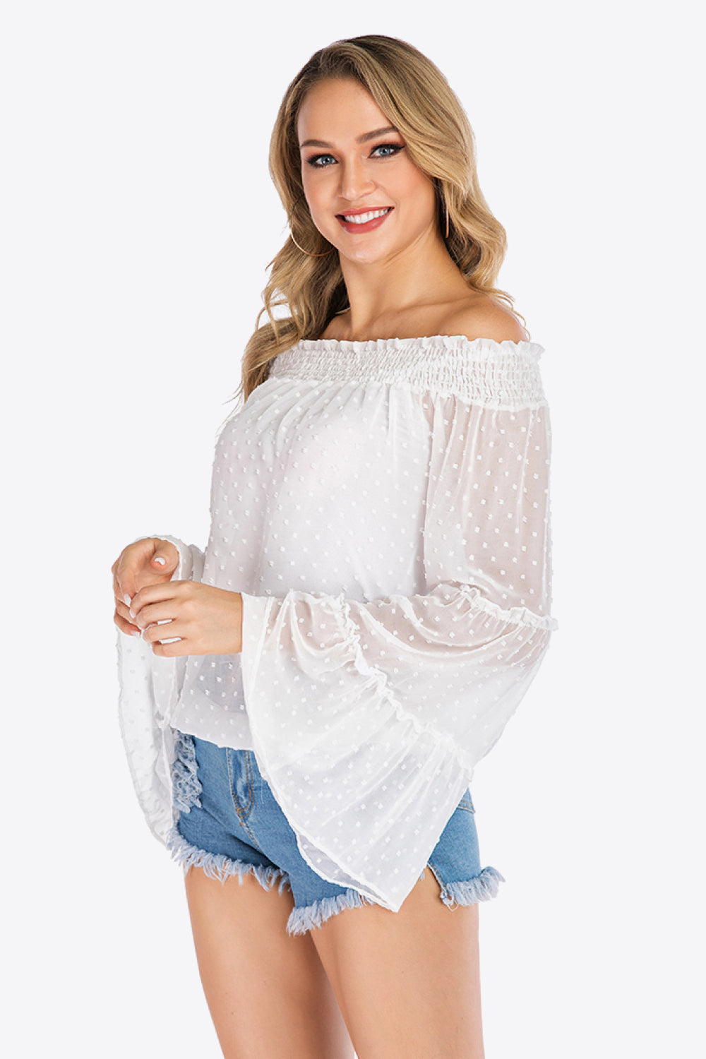 Blusa con hombros descubiertos y lunares suizos