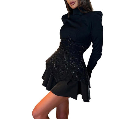 Mini-robe trapèze noire à sequins et épaules rembourrées à col montant