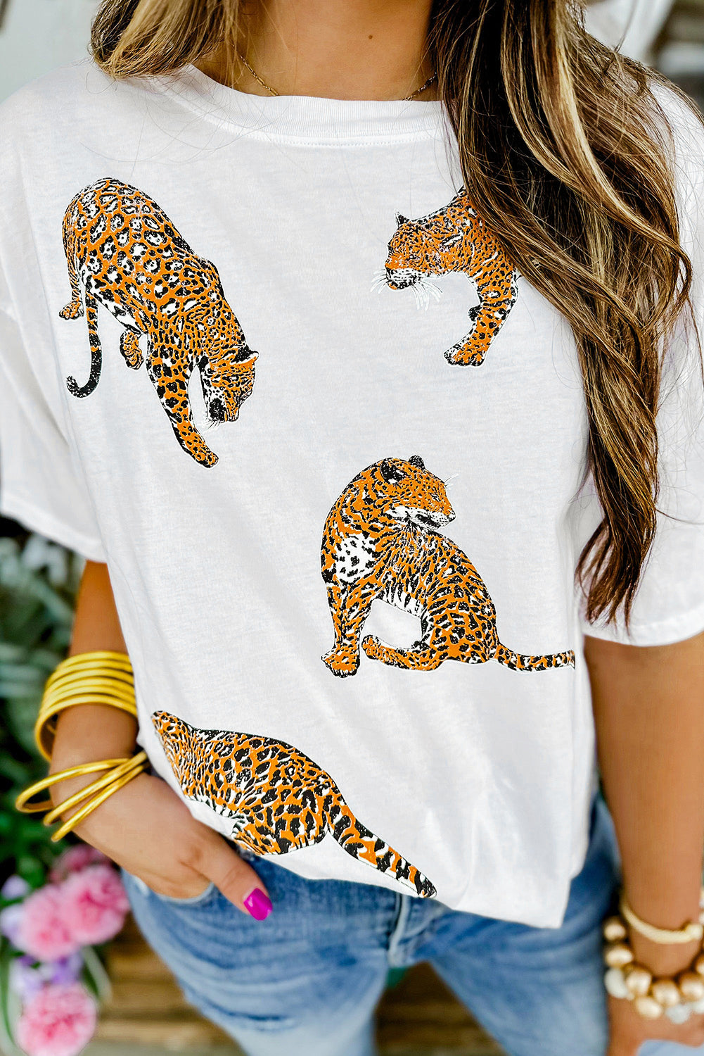 Camiseta casual con hombros caídos y estampado de leopardo blanca