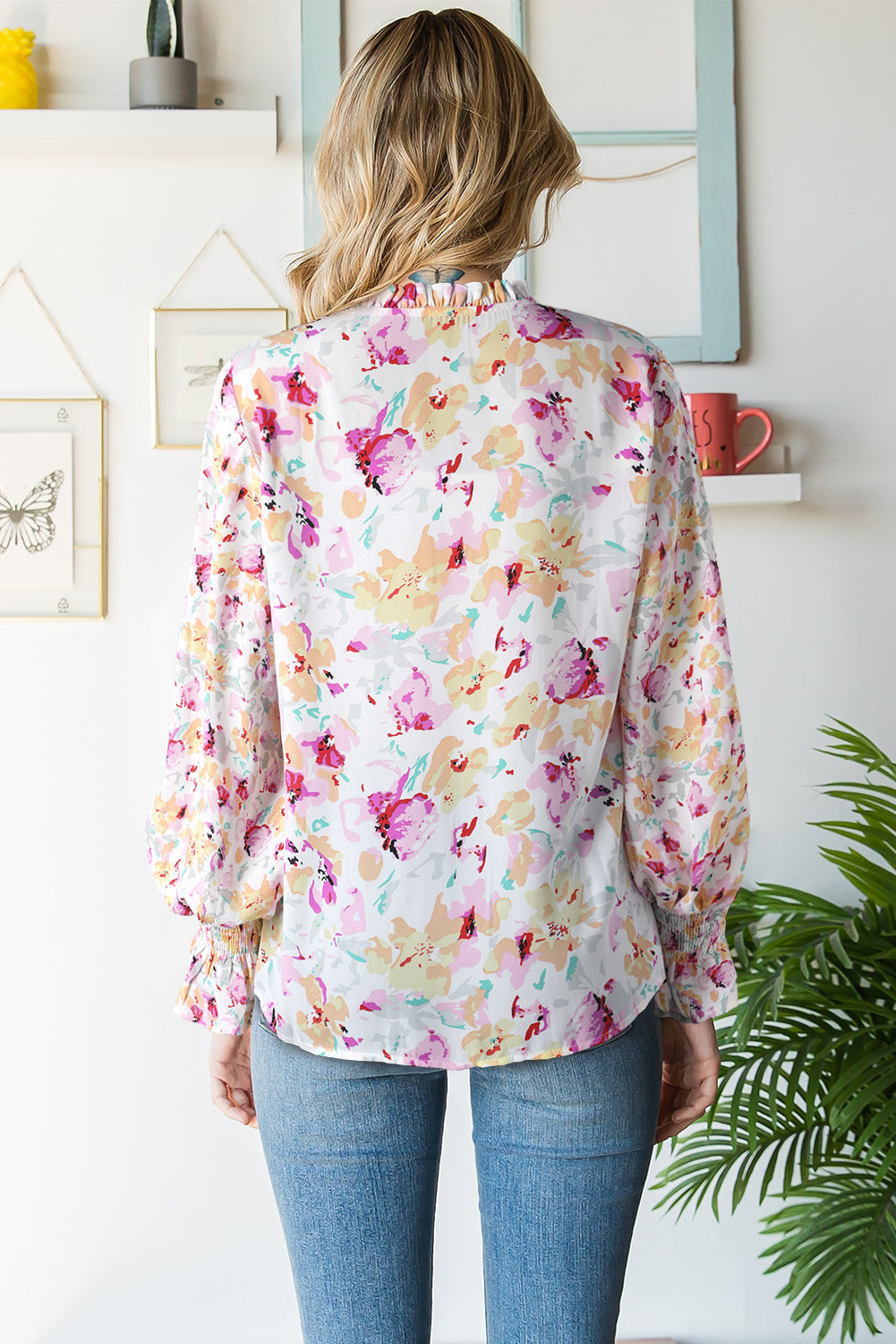 Blusa con mangas con volante y cuello anudado con ribete de volantes florales