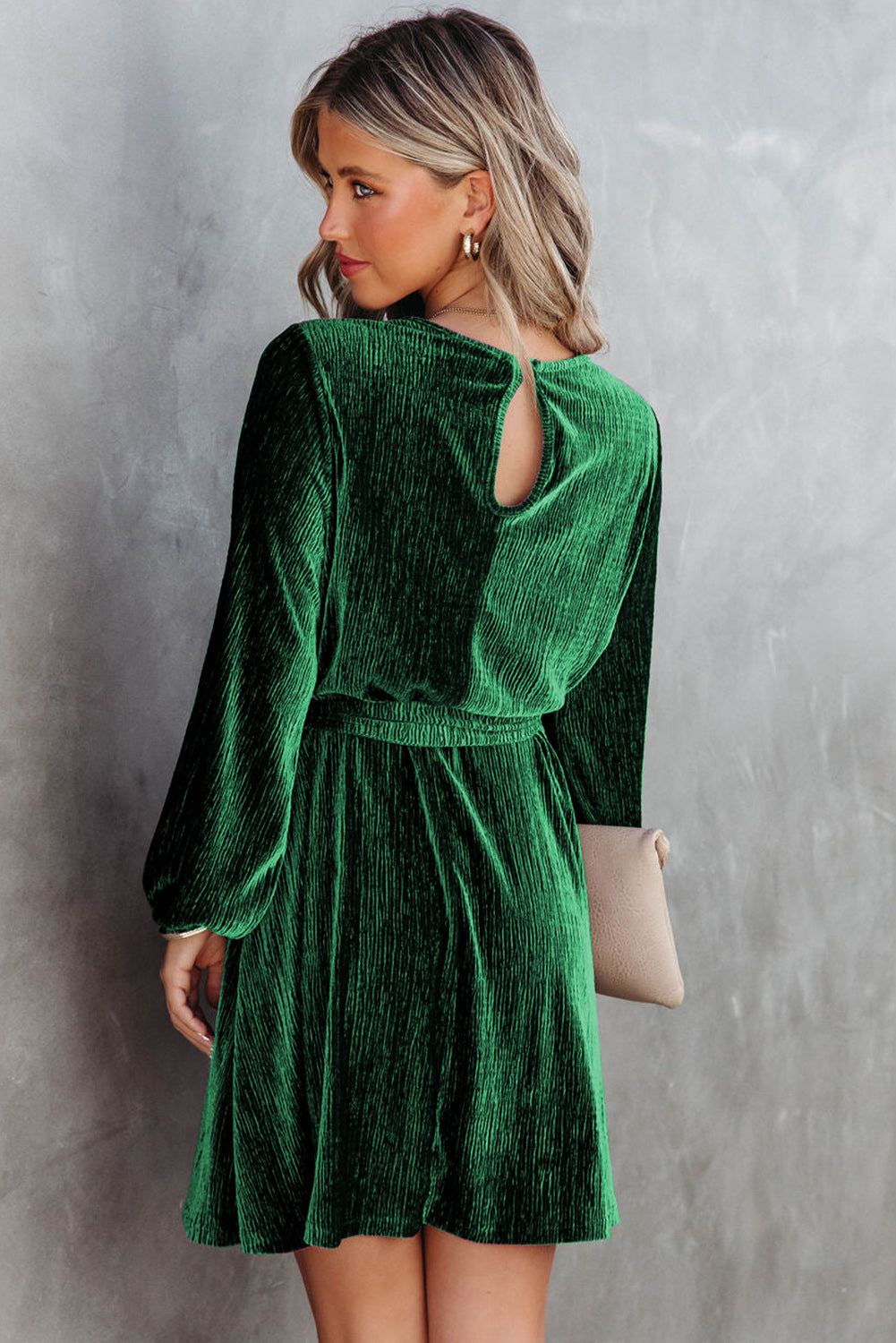 Vestido de terciopelo arrugado con cintura anudada verde