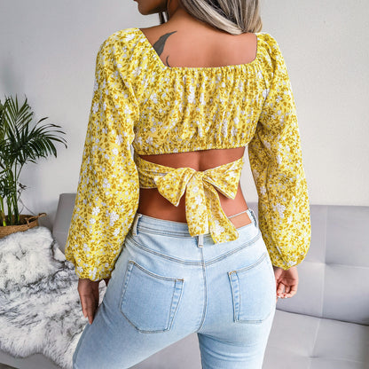 Top corto cruzado con estampado floral de florecitas