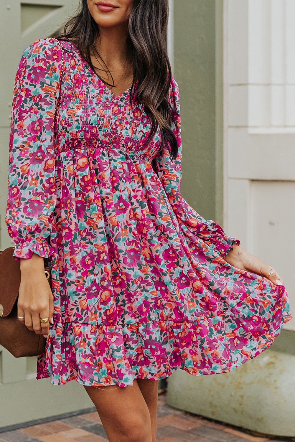 Vestido floral con mangas abullonadas y cuello en V fruncido morado