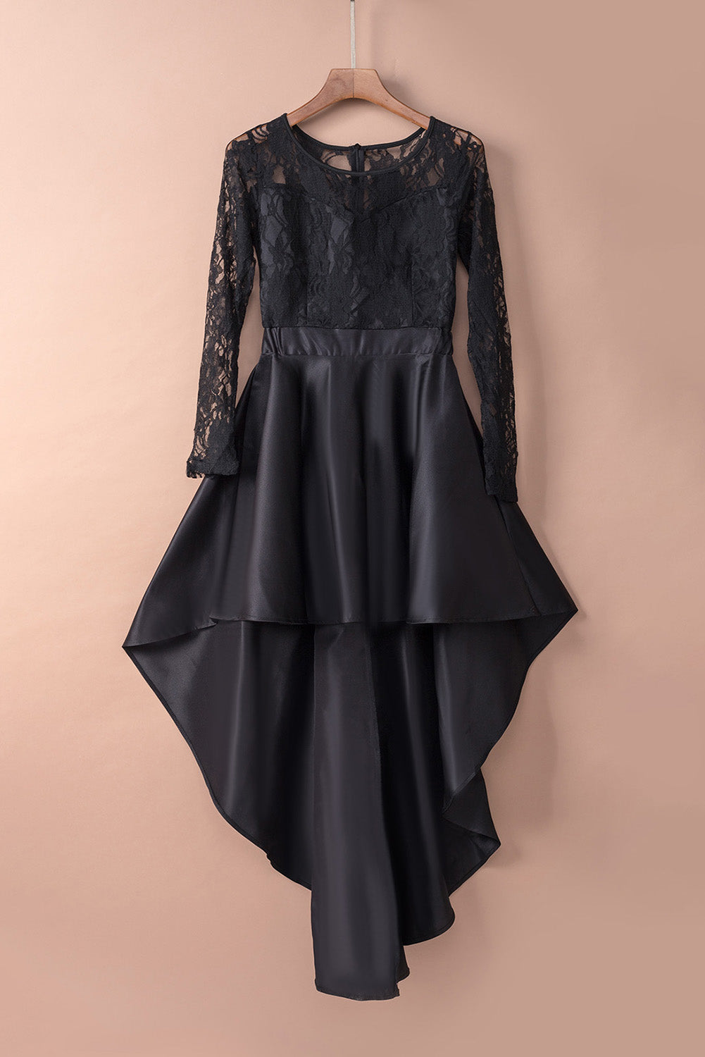 Robe de bal noire en satin haut et bas en dentelle à manches longues