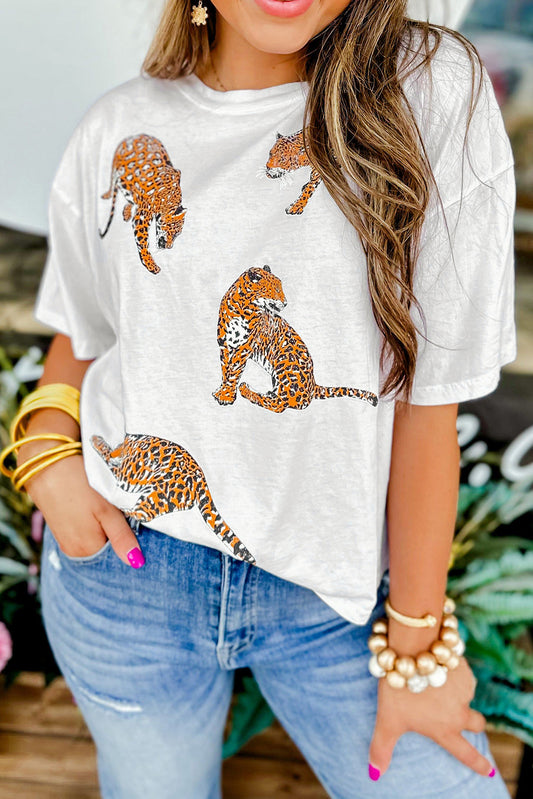 Camiseta casual con hombros caídos y estampado de leopardo blanca