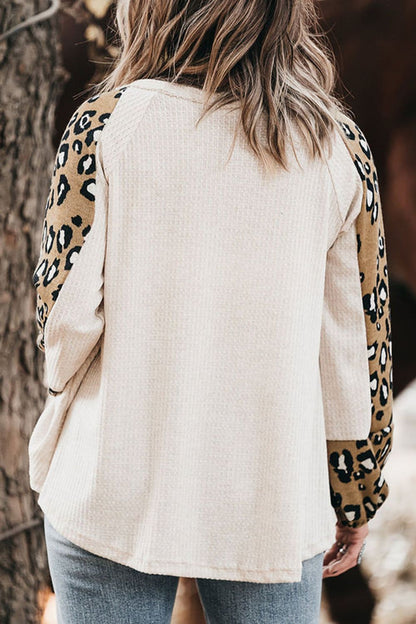 Blusa de manga raglán con cuello en V y estampado de leopardo de talla grande