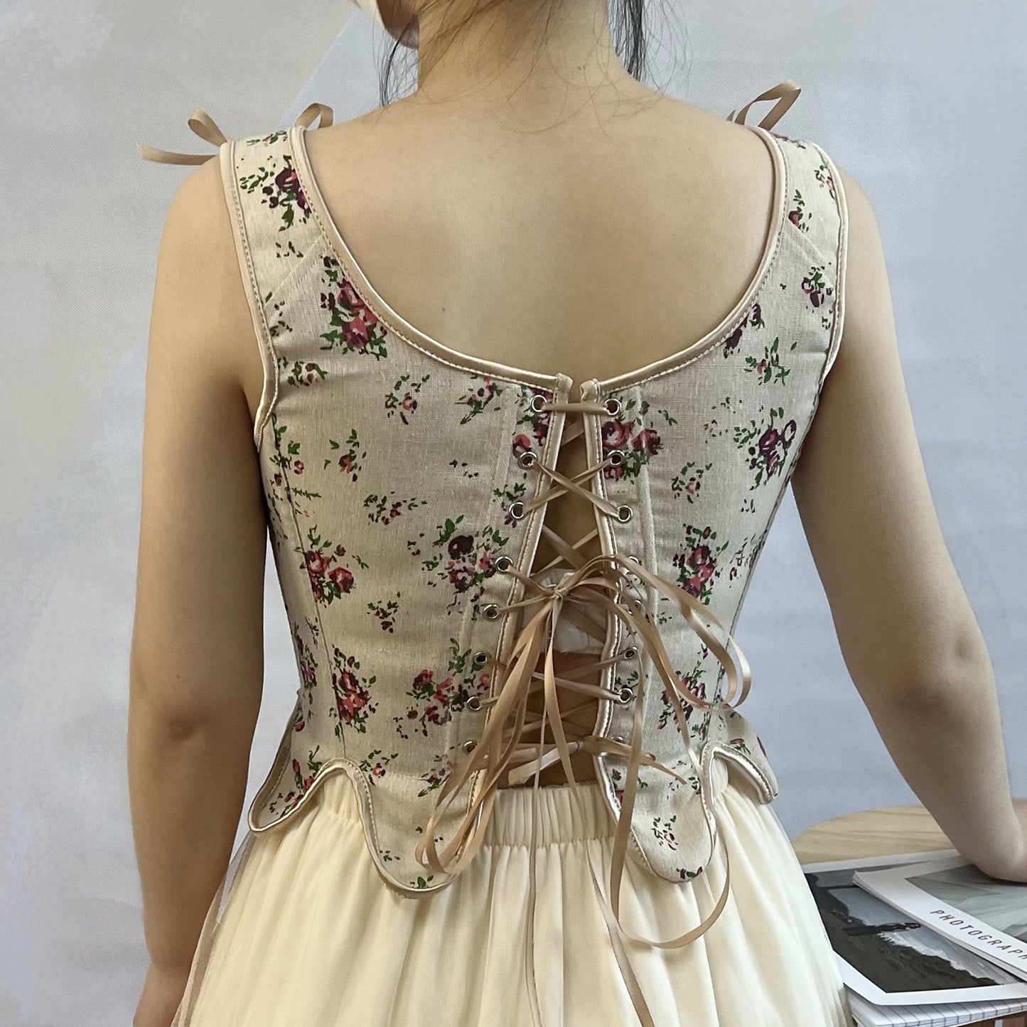 Gilet court français à petites bretelles florales, corset en arête de poisson