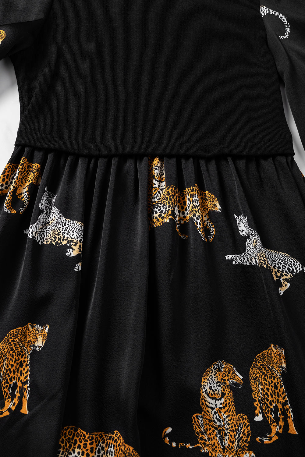 Vestido con vuelo de manga larga con estampado de leopardo vívido negro