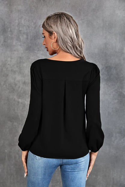 Blouse à manches bouffantes et découpes plissées