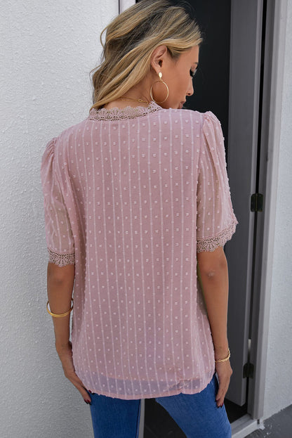 Blusa escotada con ribete de encaje y lunares suizos