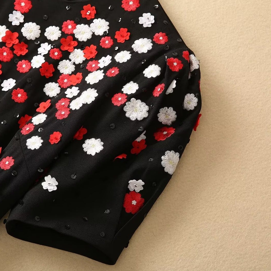 Traje francés negro plisado de manga corta con exquisitos bordados de flores y lentejuelas