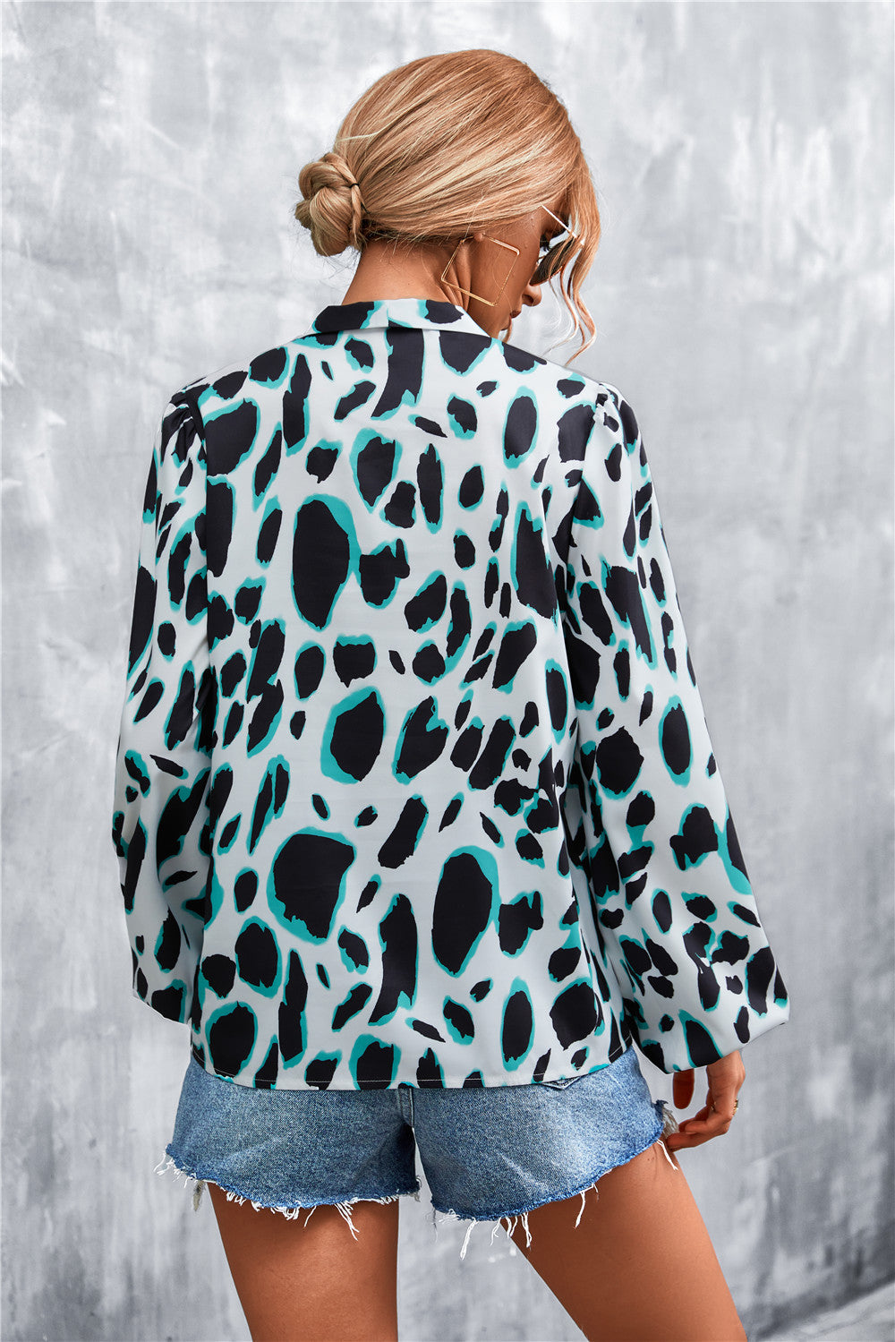 Blouse imprimée à manches bouffantes et col noué