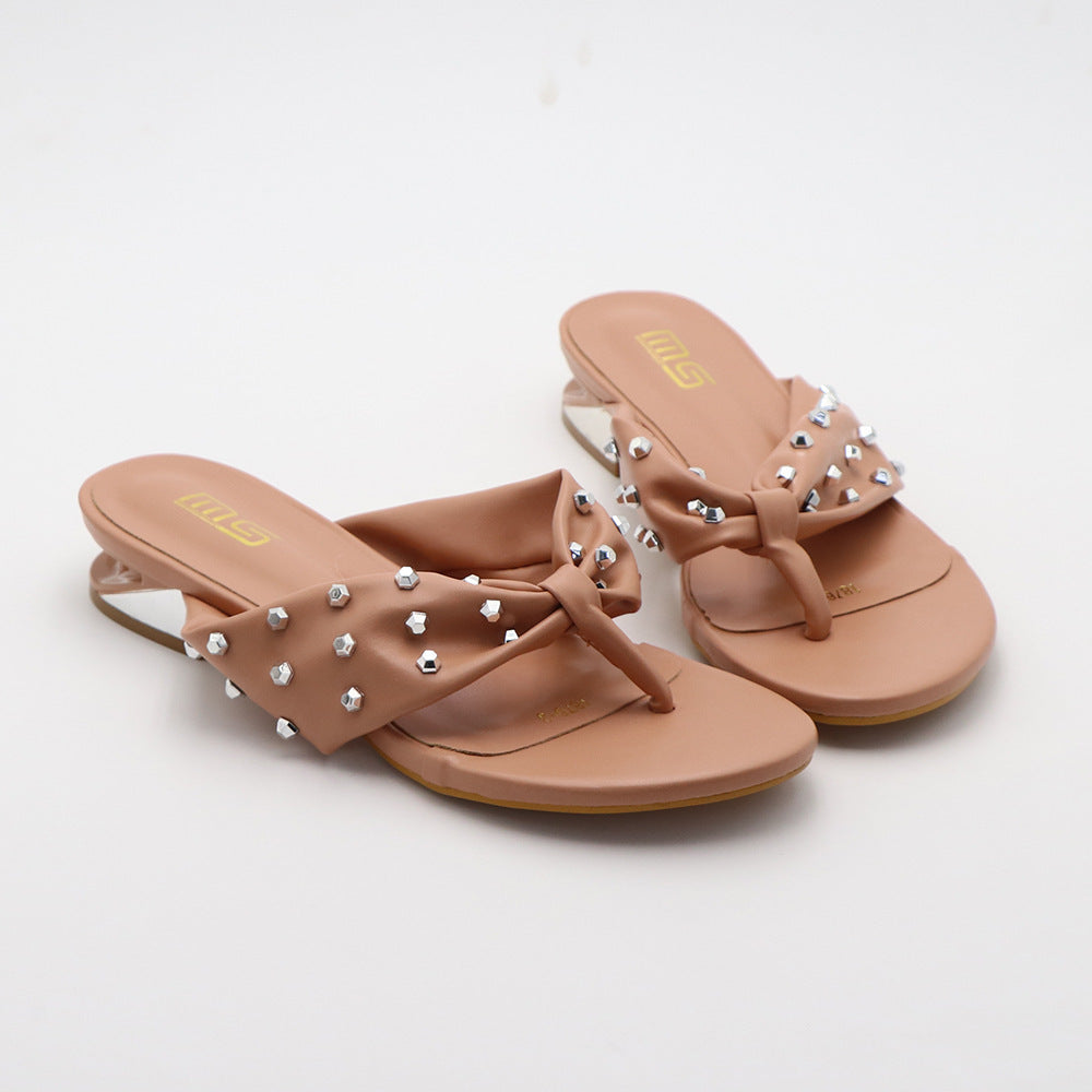 Chanclas planas con diamantes de imitación, cómodas y sencillas.