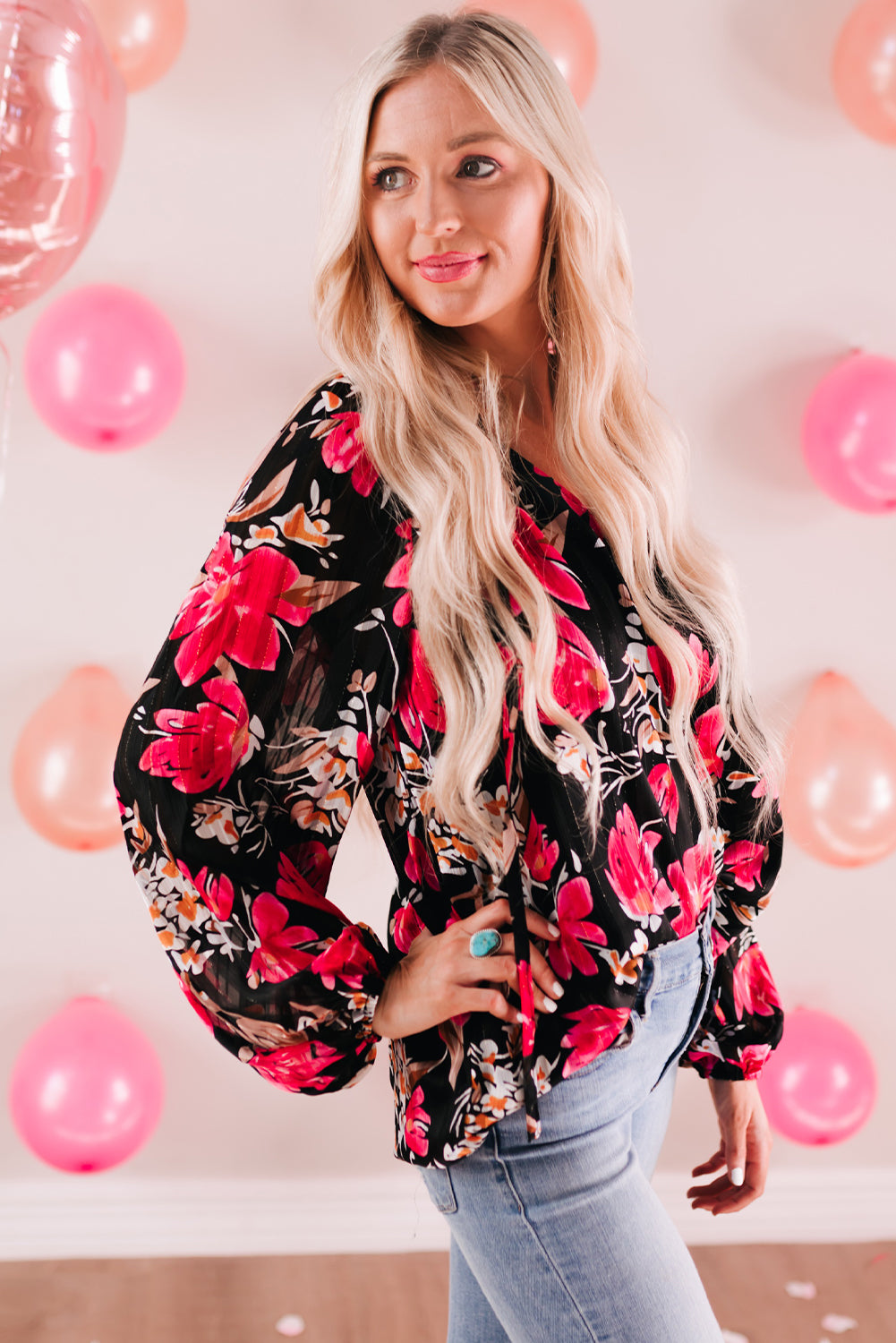 Blusa floral con cuello en V y manga globo