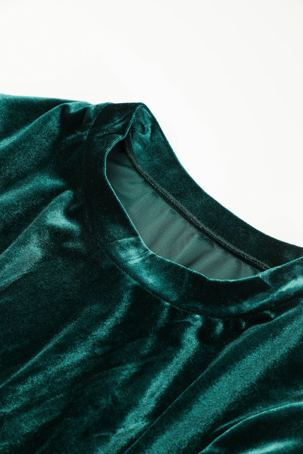 Robe moulante froncée en velours vert à manches bouffantes