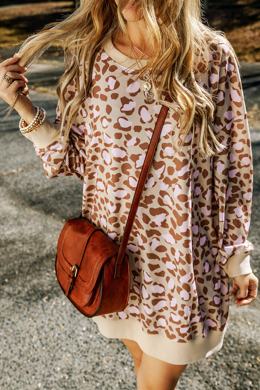 Minivestido de manga larga con bolsillos laterales y estampado de leopardo en pergamino