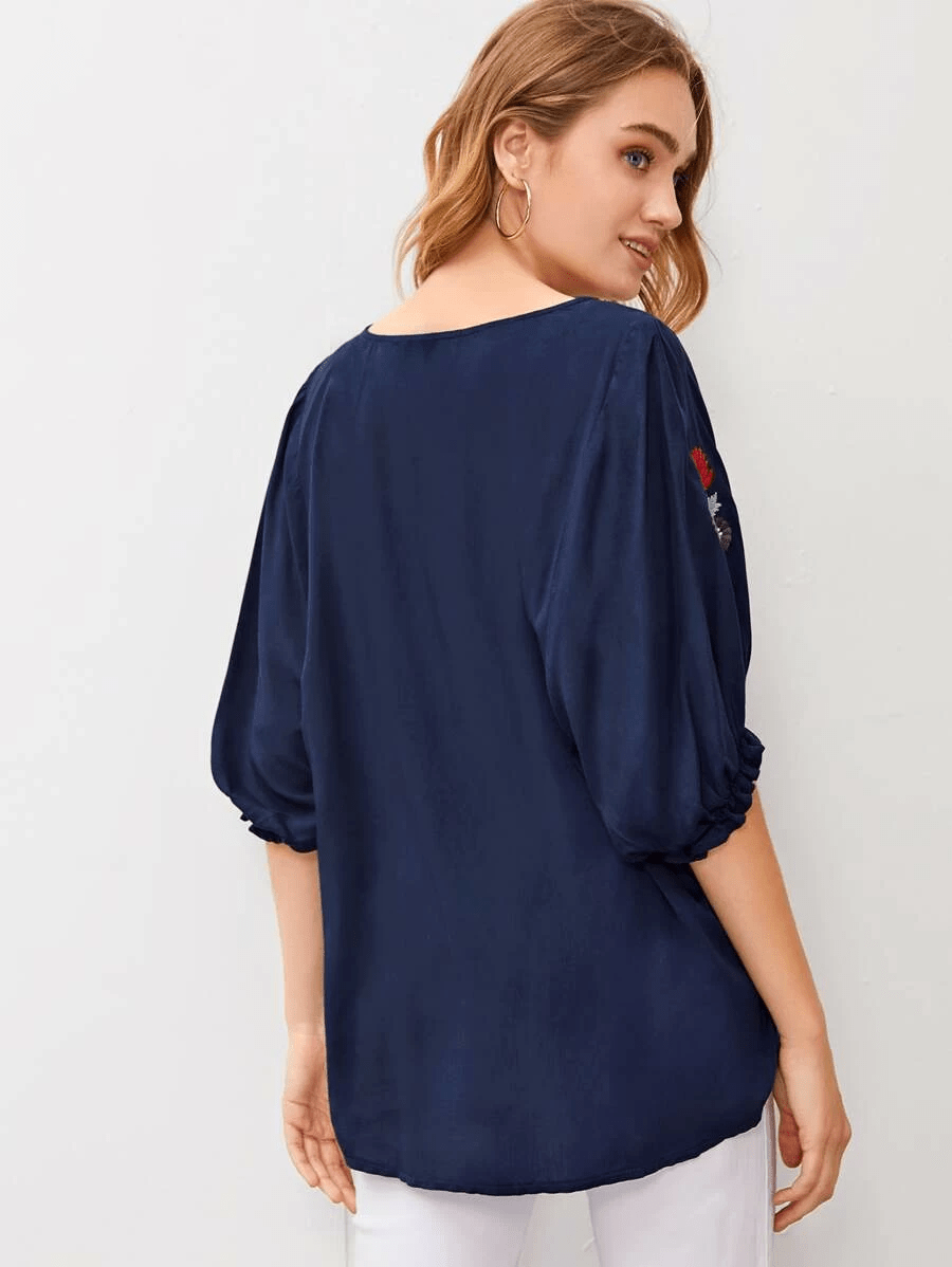 Blusa bordada con cuello redondo y mangas con volantes