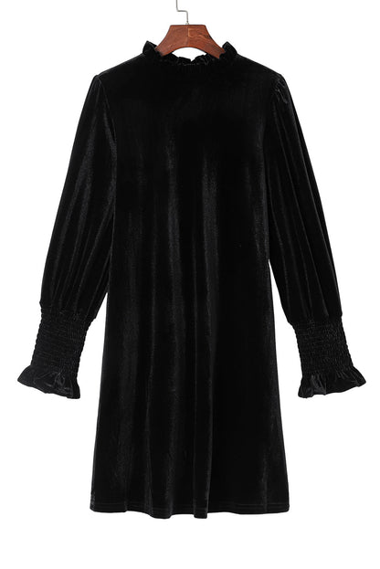 Robe droite noire à manches longues et col volanté en velours