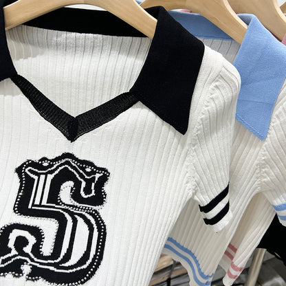 Jersey de punto de manga corta a rayas con cuello polo para mujer