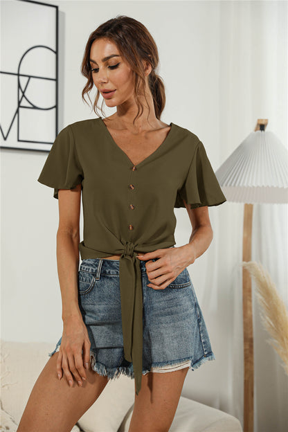 Blusa anudada con cuello en V y botones decorativos