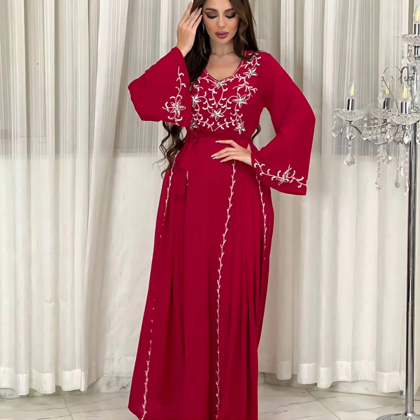 Robe élégante avec appliques brodées pour dîner de fête