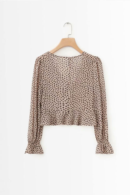 Camisa corta con volantes y cuello en V con estampado de leopardo 