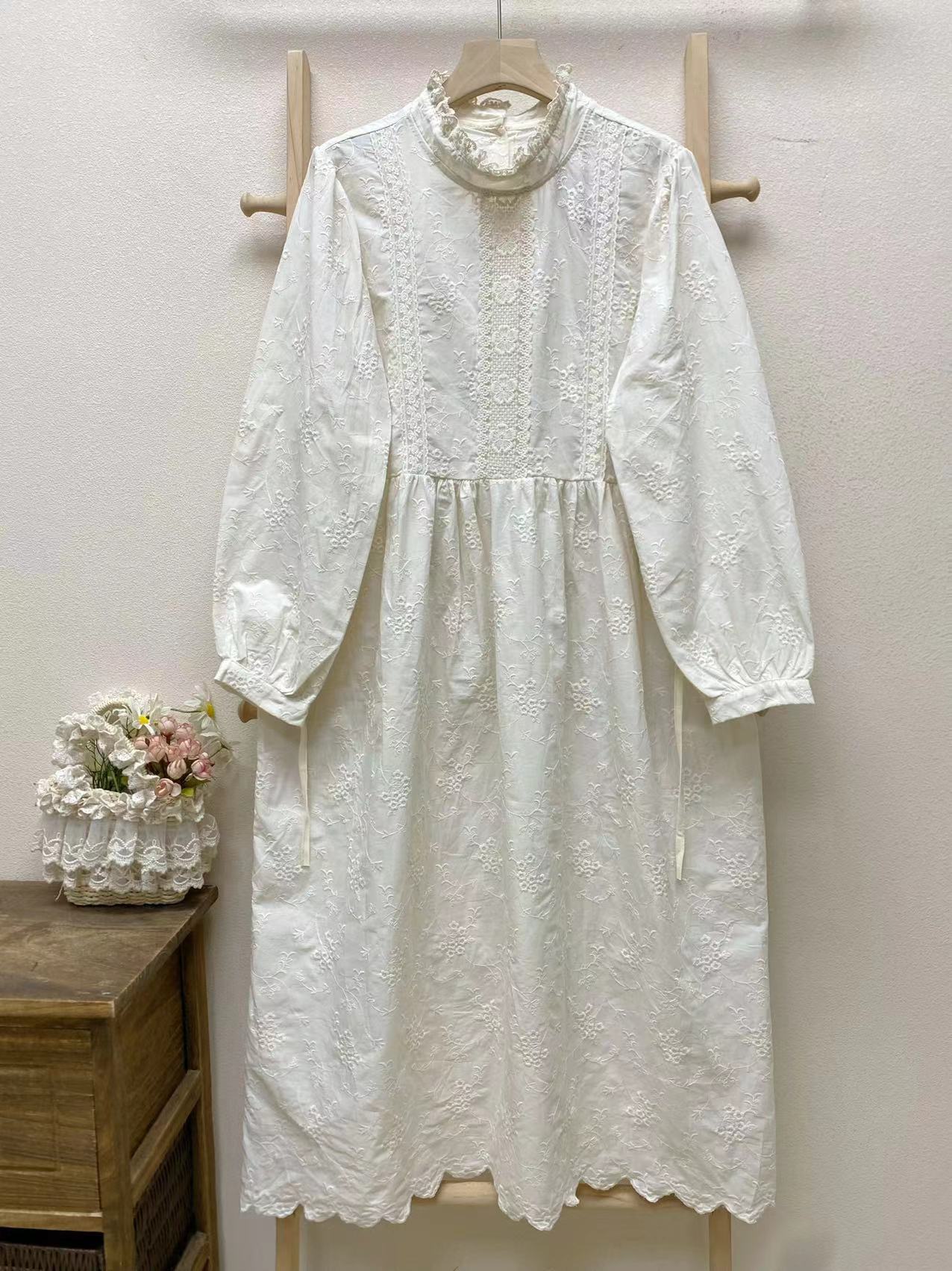 Robe ample décontractée à manches longues en coton brodé de couleur unie