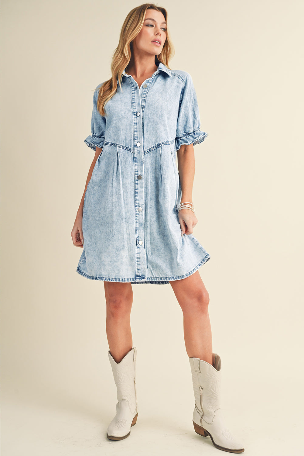 Robe en jean bleu délavé à volants et manches courtes avec poches