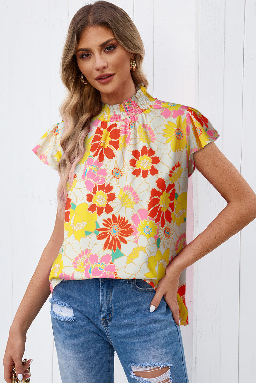 Blusa floral con cuello con volantes y mangas acampanadas