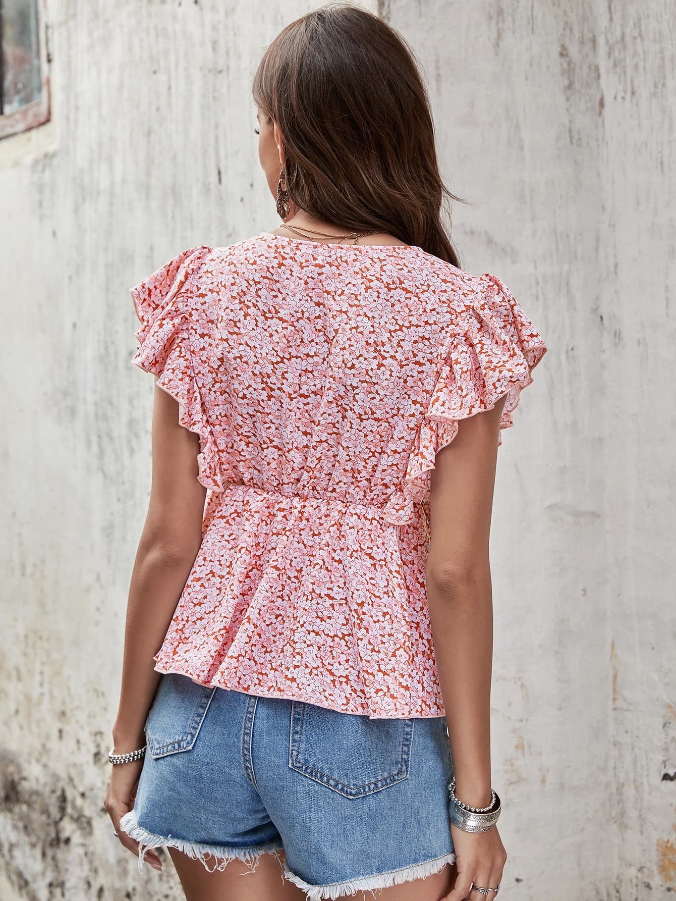 Blusa peplum con cuello en V y mangas de mariposa floral