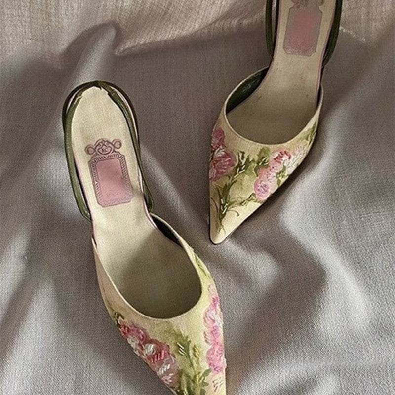 Tacones altos bordados en punta vintage