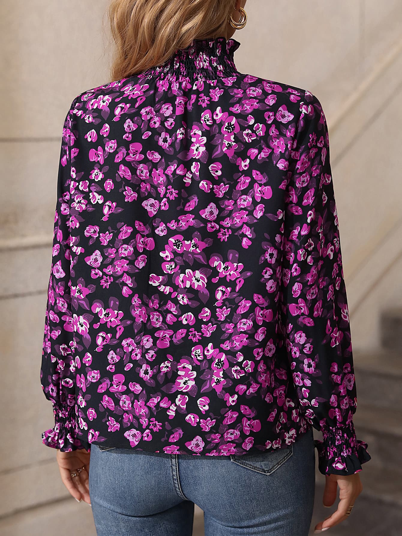 Blouse fleurie à col volanté et smockée