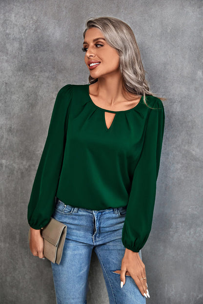 Blouse à manches bouffantes et découpes plissées