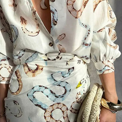 Camisa con estampado de serpiente y traje de falda de playa con botonadura simple