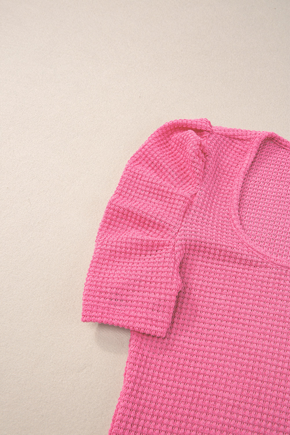 Haut froncé à manches bouffantes en tricot gaufré rose vif