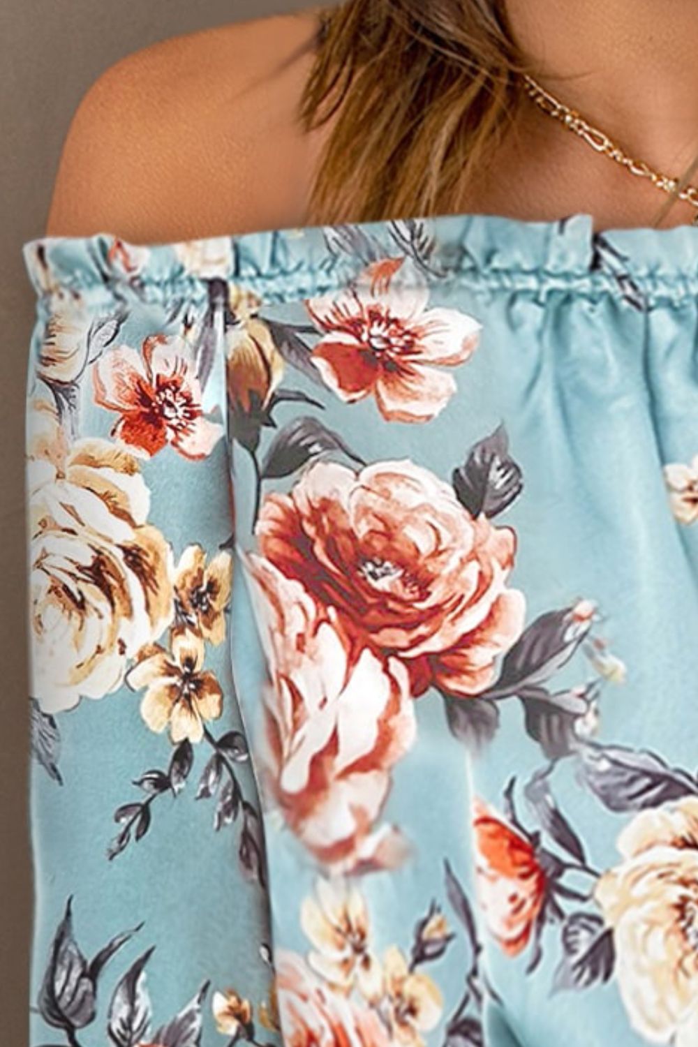 Blusa con mangas farol y hombros descubiertos con ribete de volantes florales