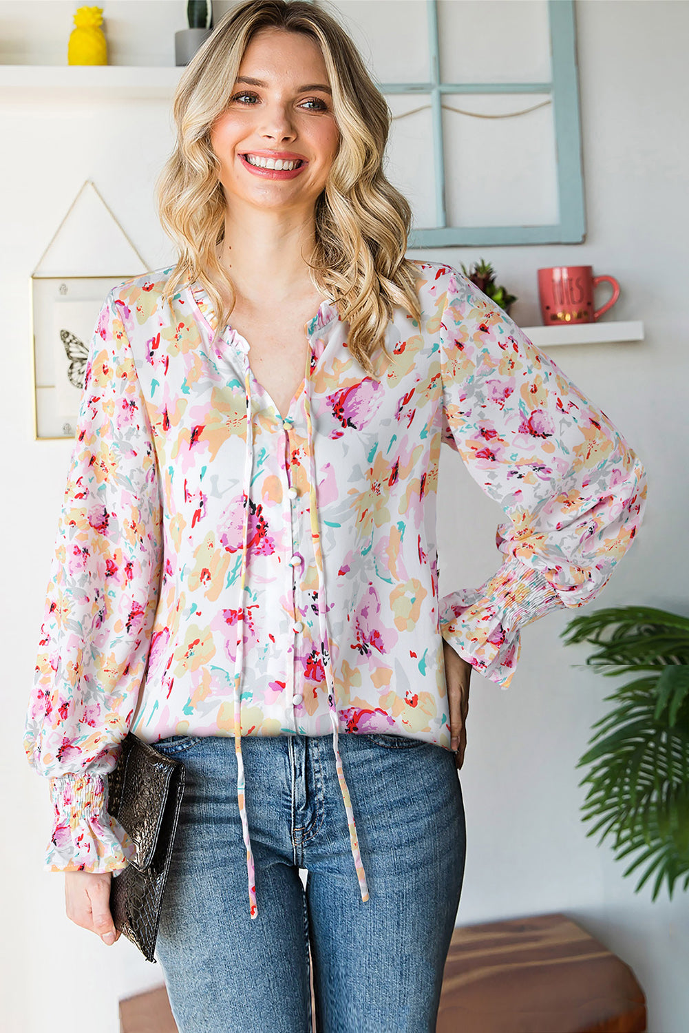 Blusa con mangas con volante y cuello anudado con ribete de volantes florales