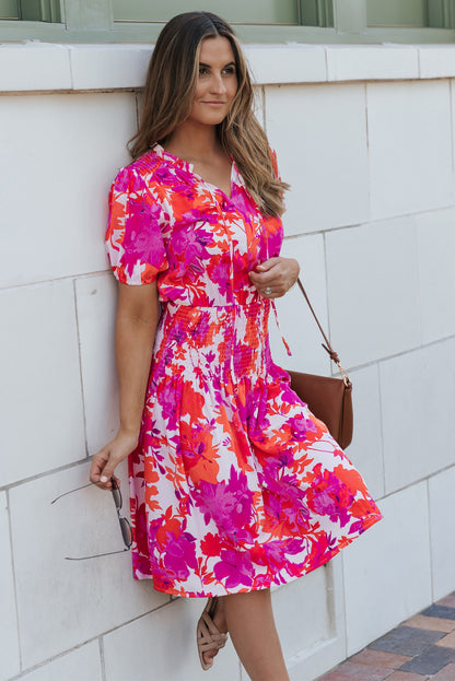 Vestido de vuelo con mangas abullonadas y cintura fruncida con estampado floral rosa