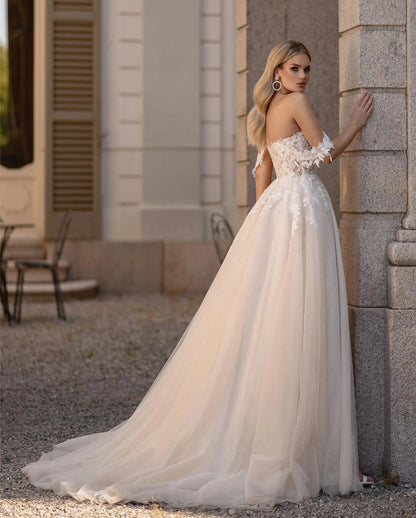 Exquisito vestido de novia de encaje blanco con cola de pez nupcial