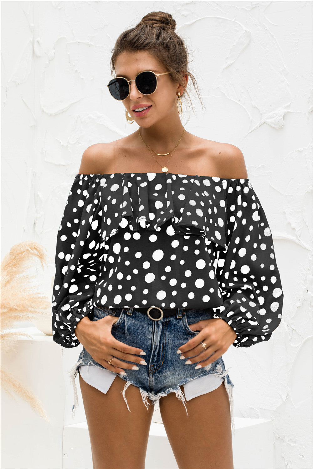 Blusa a capas con hombros descubiertos y lunares