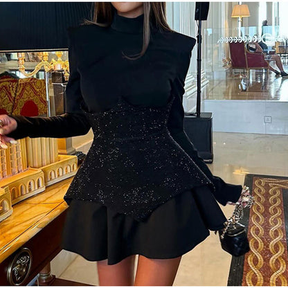 Mini-robe trapèze noire à sequins et épaules rembourrées à col montant