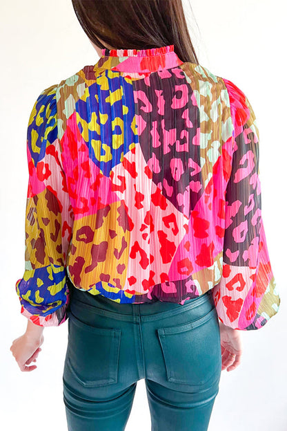 Blusa plisada con estampado de patchwork de leopardo rosa