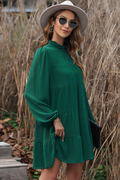 Vestido verde con mangas abullonadas y cuello simulado con nudo en la espalda