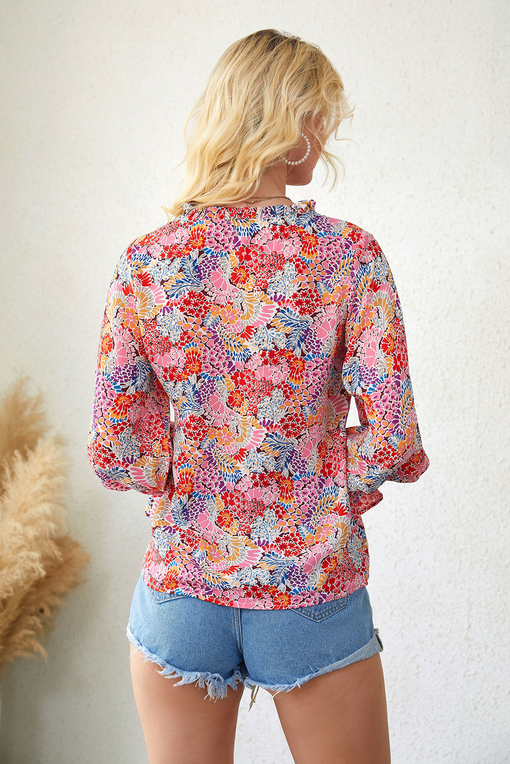 Blusa con mangas con volante y cuello anudado con ribete de volantes florales