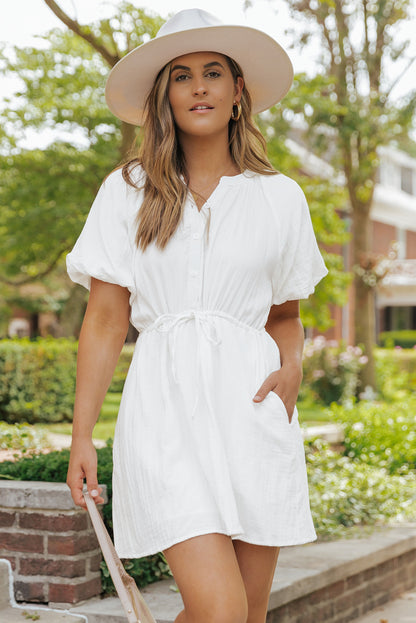 Vestido camisero blanco con cordón y mangas abullonadas con bolsillos