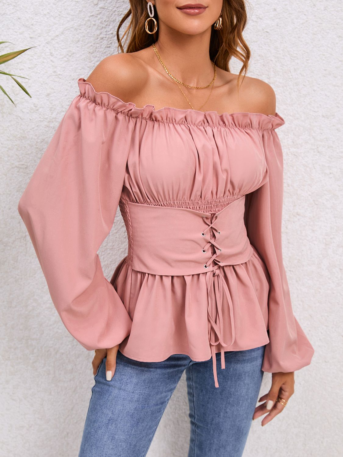 Blouse à épaules dénudées et manches ballon à lacets